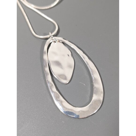 Liz Claiborne Hammered Silver Tone Teardrop Pendant Necklace Boho Chic 32" - Picture 4 of 10